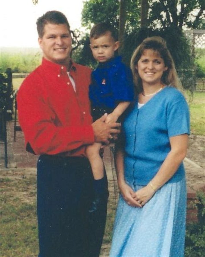 30-year-old Belinda Lucas pictured with her husband-turned-killer David Temple and their son