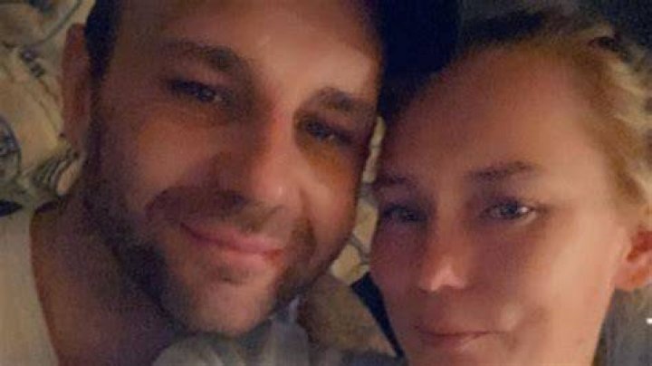 A randy couple has sex in front of Buckingham Palace