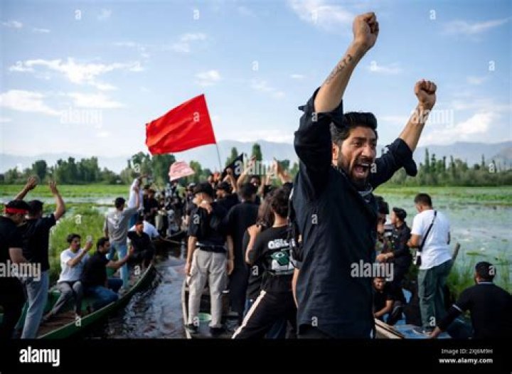 A Shia Muslim shouts in agony as he lacerates himself
