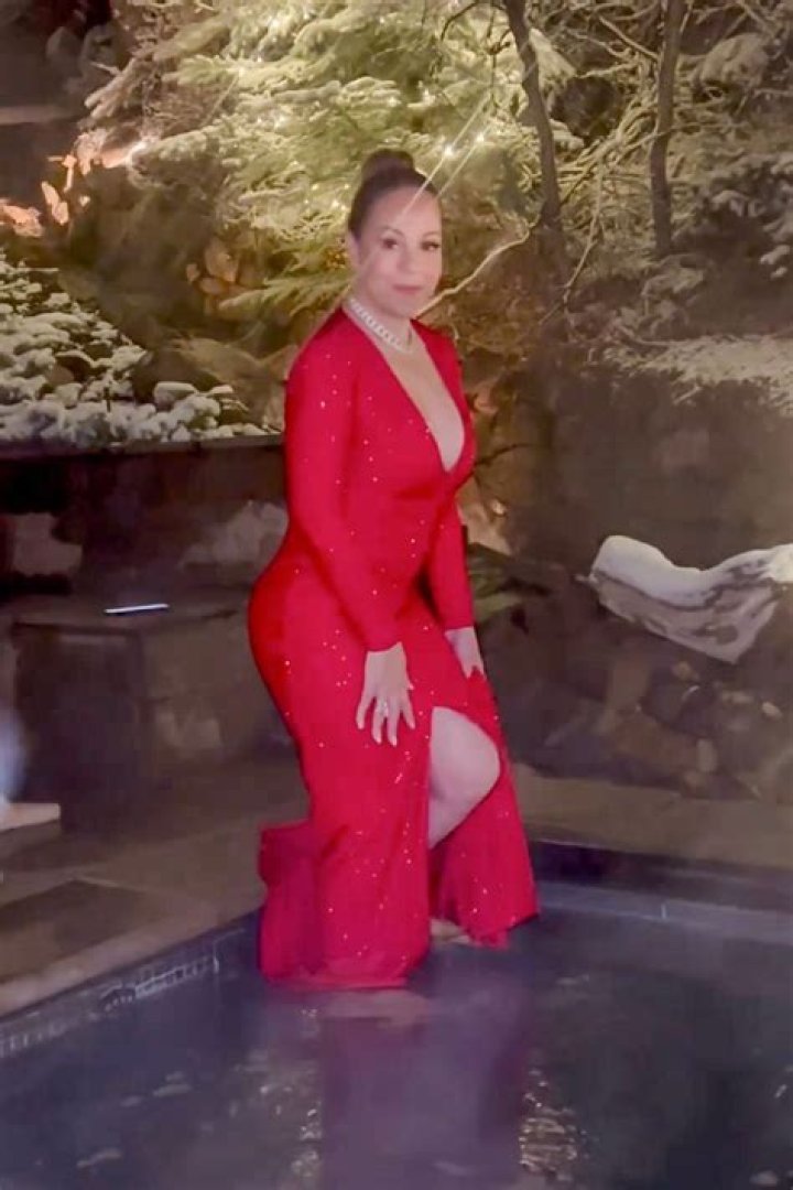 A side angle of Mariah Carey's 35-carat diamond engagement ring.