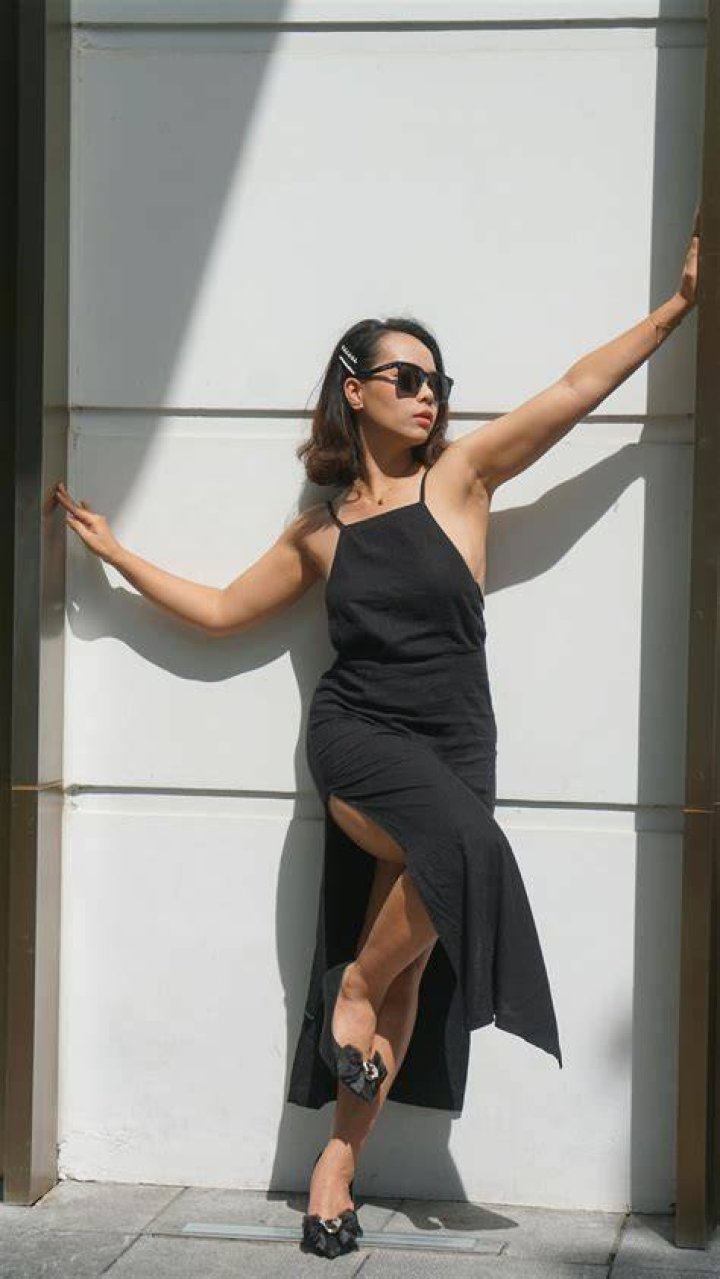 A woman, wearing a black tube top, shorts, and sneakers, allegedly pulled the hair of a female employee and tried to fight her