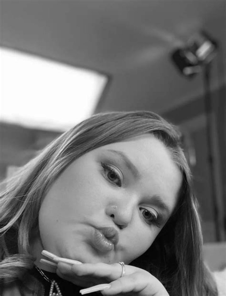 Alana flaunted her long nails and lashes for fans