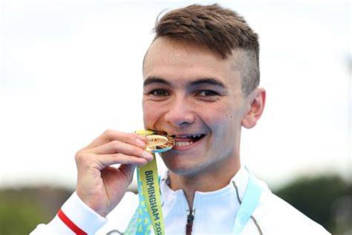 Alex Yee wins first gold of Commonwealth Games for England after winning men's triathlon