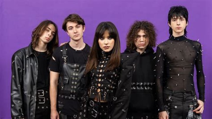 Alexandra was not impressed by the band of the Fits Everybody Scoop Neck Bra