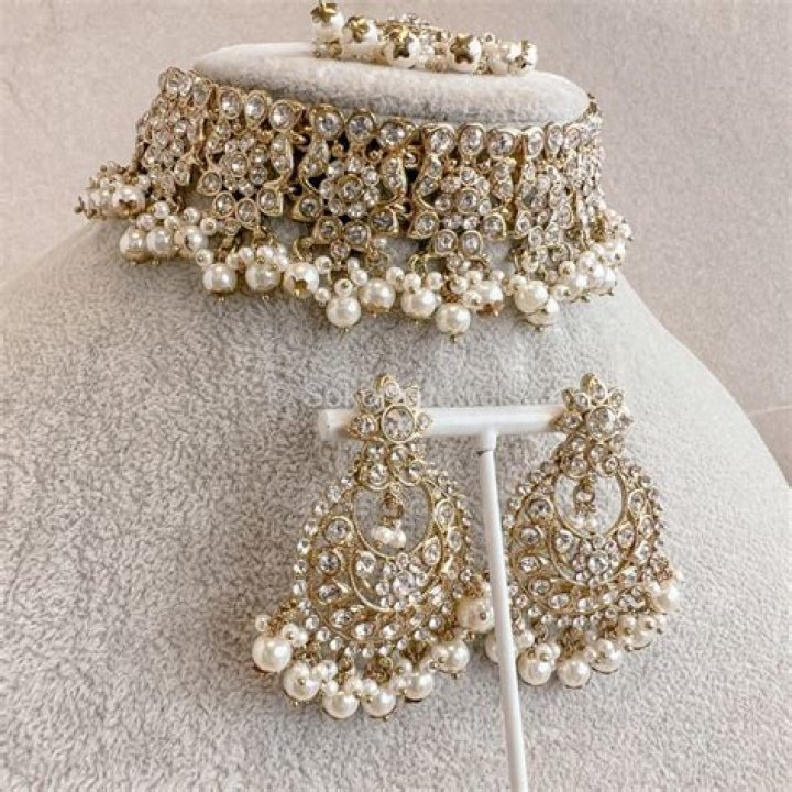  Alongside the diamante choker, Megan used her odd earrings as ornaments on her tree