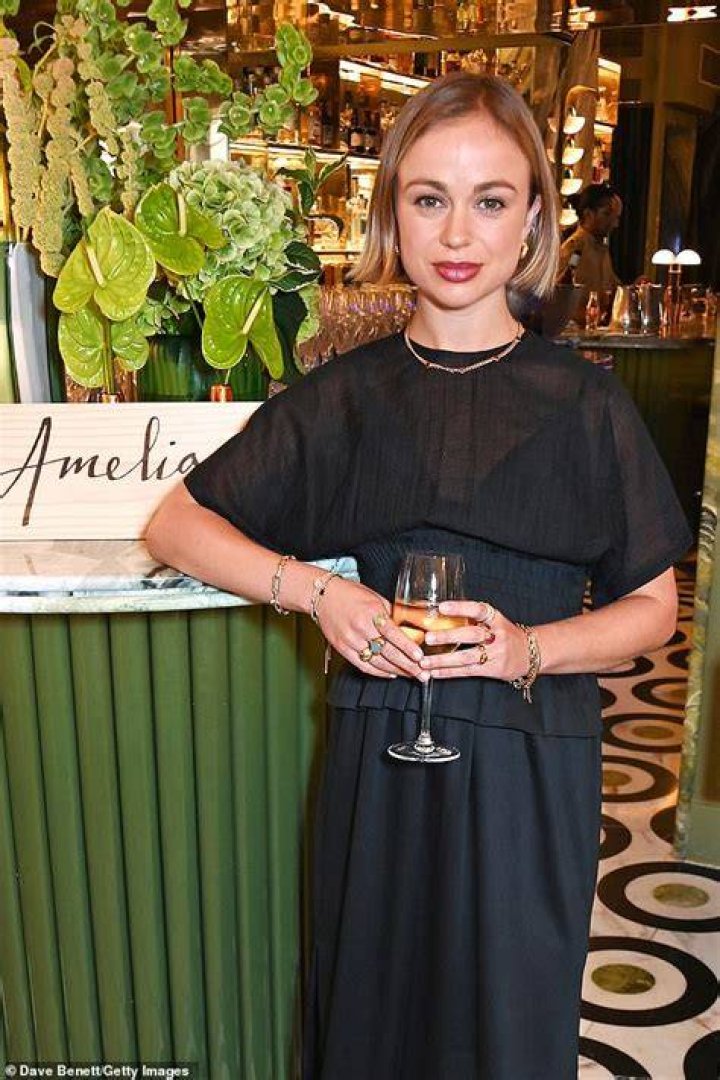 Amelia also showed a close-up of her beach look on Instagram