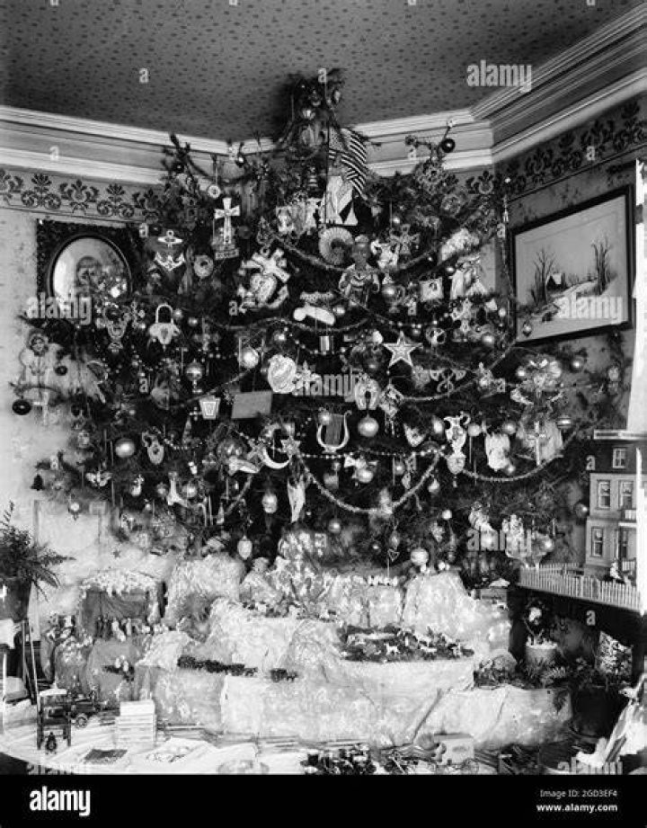  An early 20th century Christmas advert for a washing machine encouraging men to 'be a real Santa Claus'