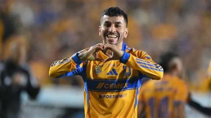  Angel Correa took the extra precautionary measures as he was reunited with the Atleti squad