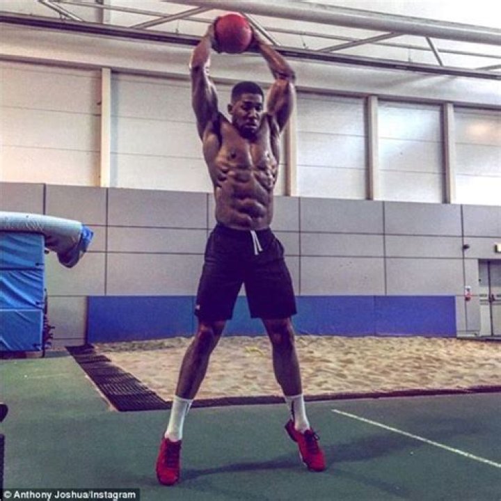 Anthony Joshua showed off his explosive punching power on an arcade boxing machine - racking up a score of 887