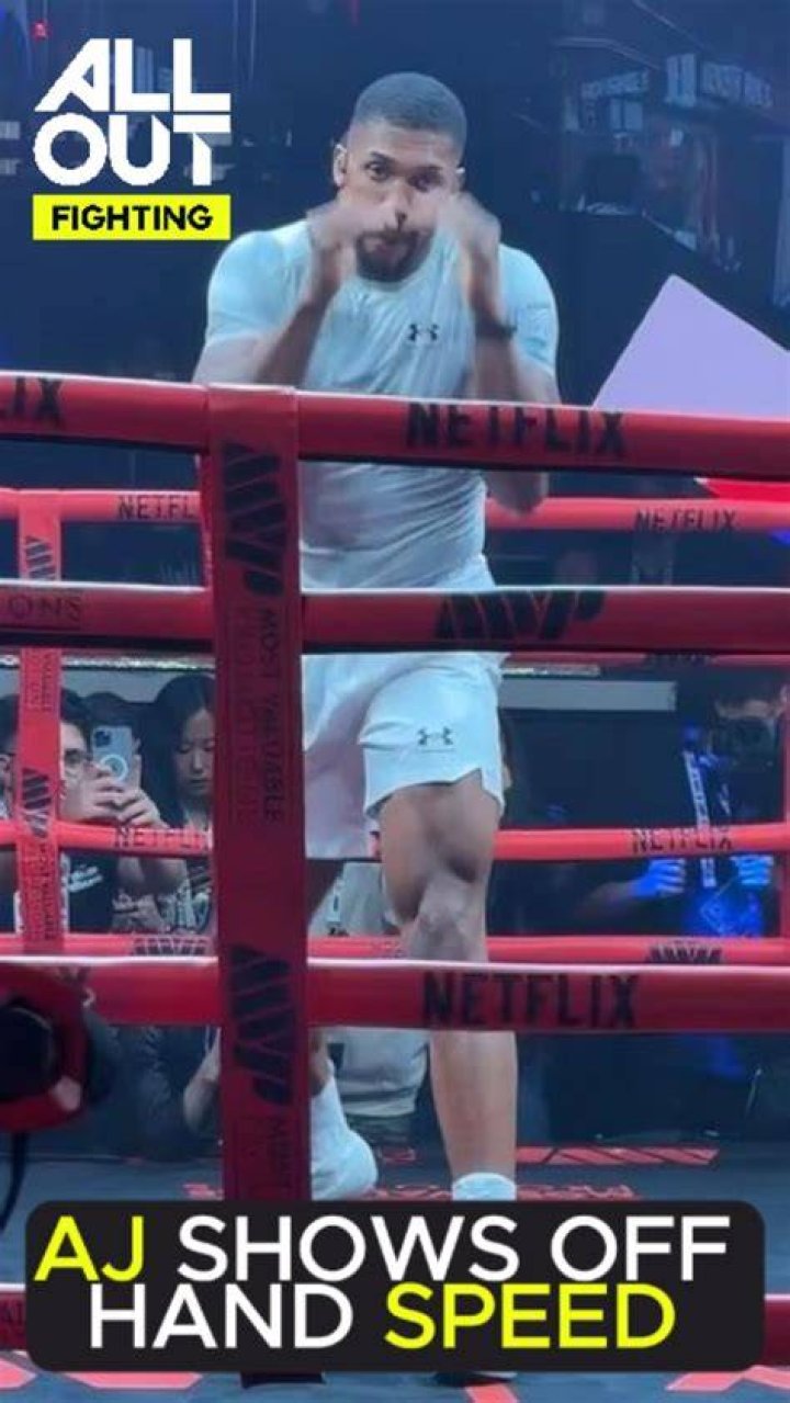  Anthony Joshua shows off his finger inking