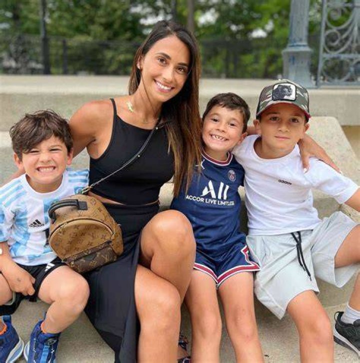  Antonela Roccuzzo and the three children she has with Lionel Messi