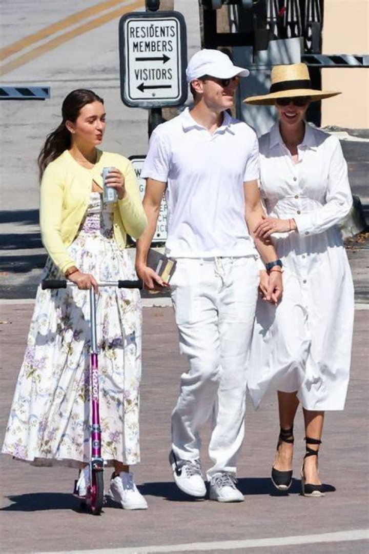 Arabella is enjoying a 'holiday romance' with Leo's millionaire nightclub owner pal Richie Akiva