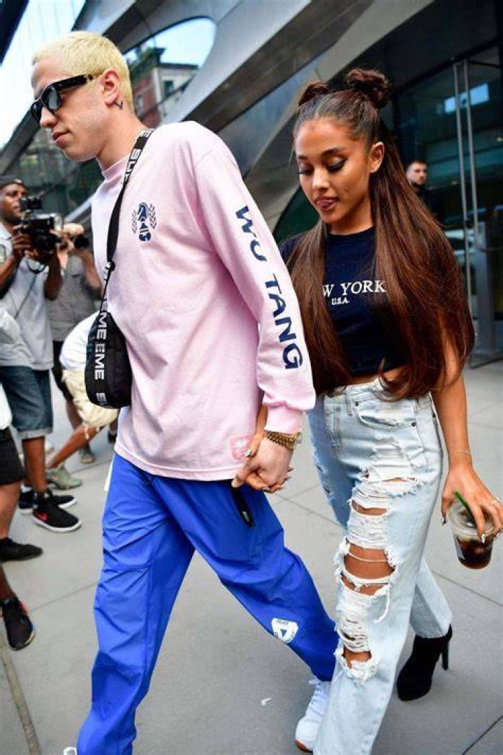 Ariana Grande Steps Out With Friends After Mac Miller&rsquo;s Death