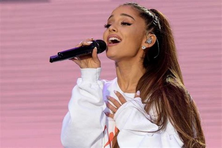 Ariana's nails looked nothing like her reference picture and her followers said she should've asked for a refund