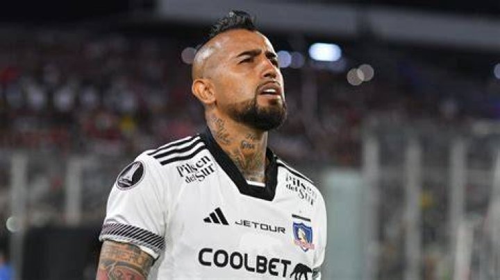  Arturo Vidal also chose to protect his face as he made his way in