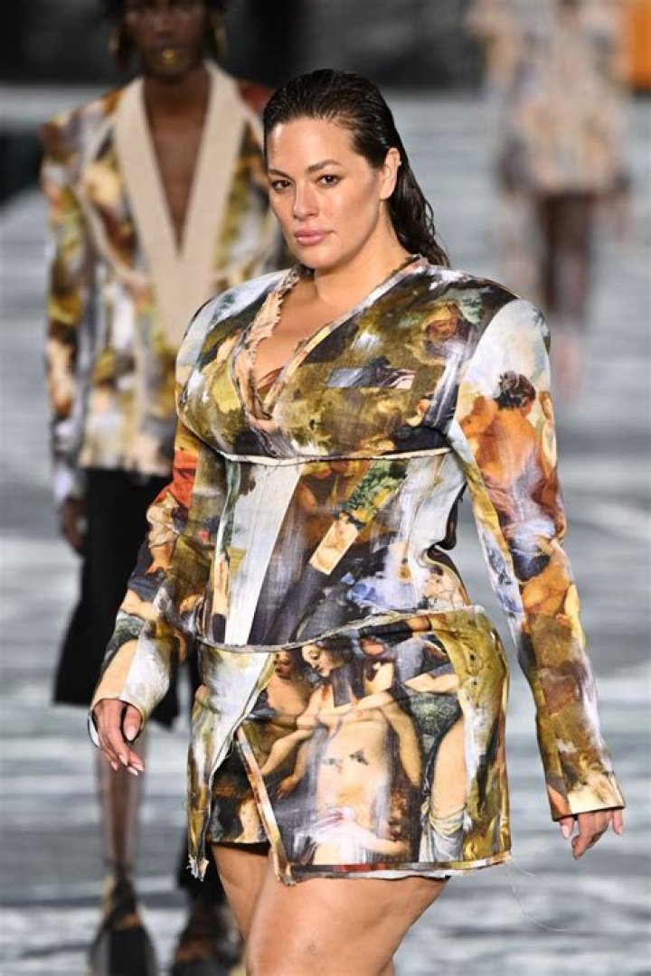Ashley Graham has partnered with St Tropez for a new Ultimate Glow Kit and it's back in stock