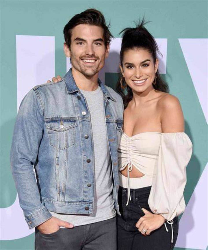 Ashley Iaconetti and Jared Haibon Send Jade Roper Flowers After Miscarriage Announcement 2