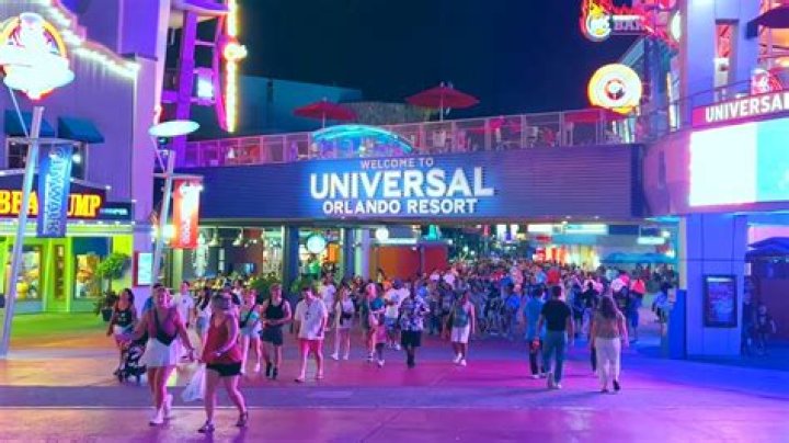 At night, from CityWalk, you can see the light and laser shows above Hogwarts Castle in Islands Of Adventure and the lagoon at Universal Studios