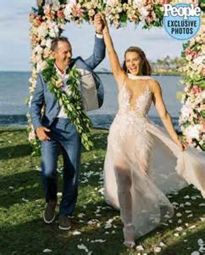 Bachelor s Michelle Money Marries Golfer Mike Weir After 7 Years of Dating