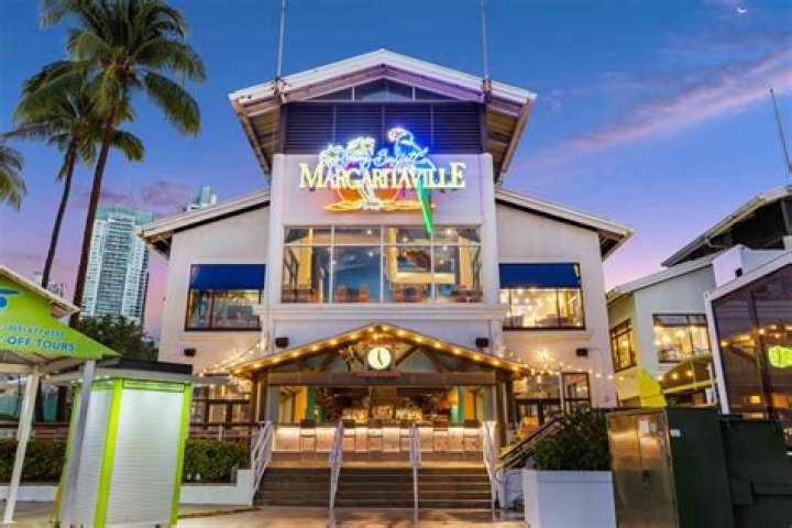  Bayside Marketplace offers fine dining and shopping