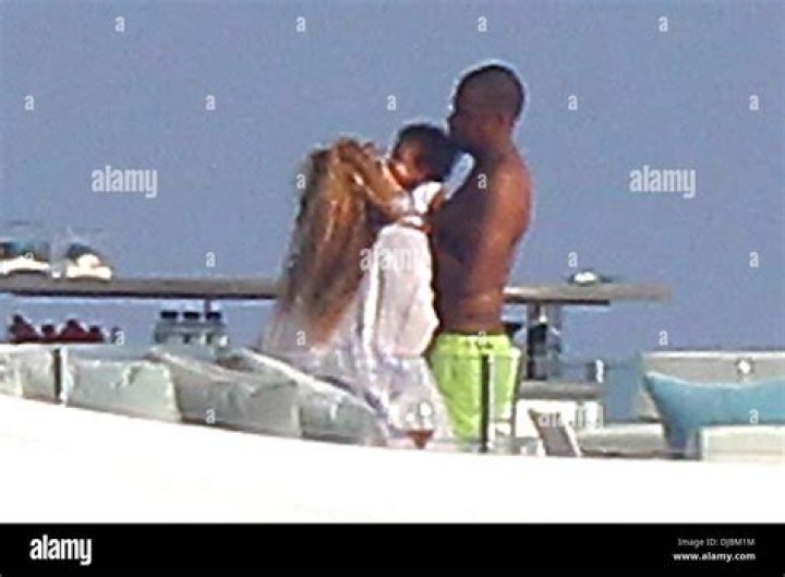 Beyonce Jay Z Hawaii kissing