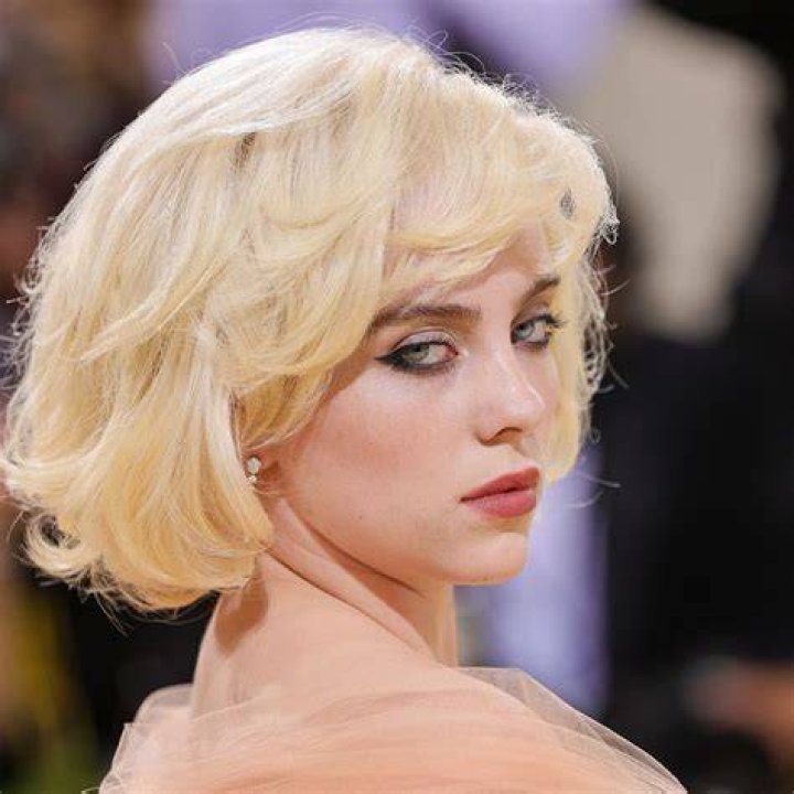 Billie looked stunning in a nude Oscar de la Renta ballgown complete with a long tulle train