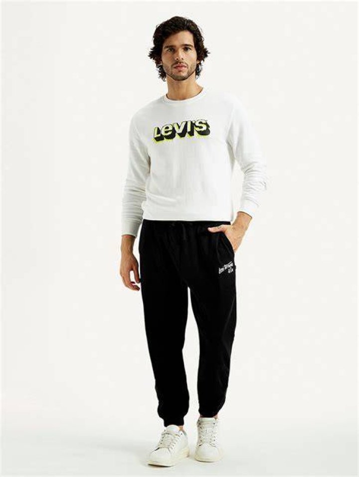 black-friday-joggers-levis