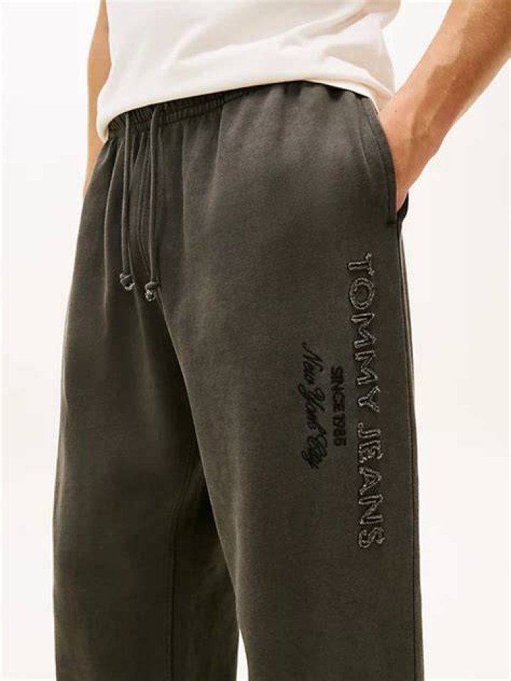 black-friday-joggers-tommy-jeans