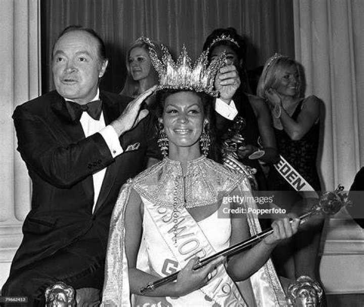  Bob Hope crowns Miss Grenada Jennifer Hosten after the 1970 protest