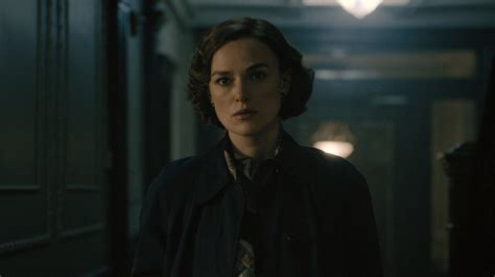 Boston Strangler stars Keira Knightley as journalist Loretta McLaughlin, who supposedly linked the killings together
