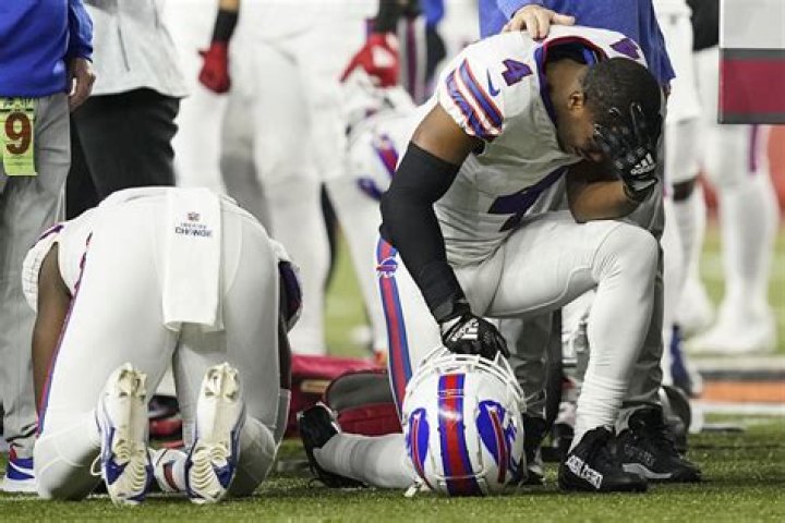 Buffalo Bills Damar Hamlin Calls Team s Medical Staff His Family at 2023 ESPY Awards After His Recovery 299