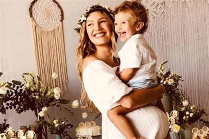 Candice Swanepoel Has a Mommy Group Chat With Other Victoria&rsquo;s Secret Angels