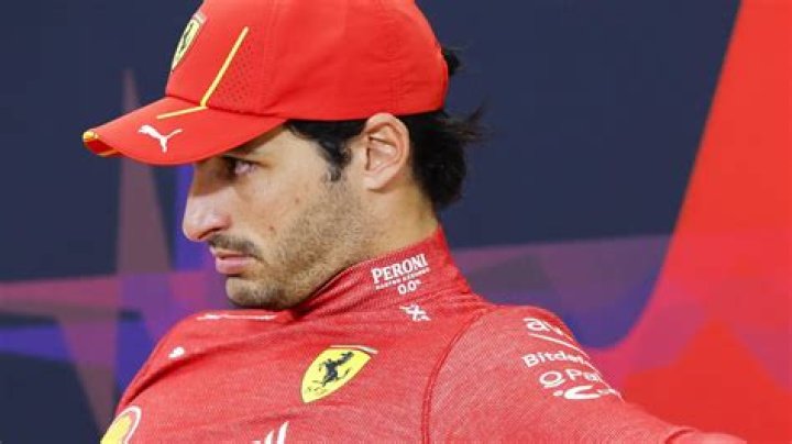 Carlos Sainz announced his exit minutes after the Hamilton news broke
