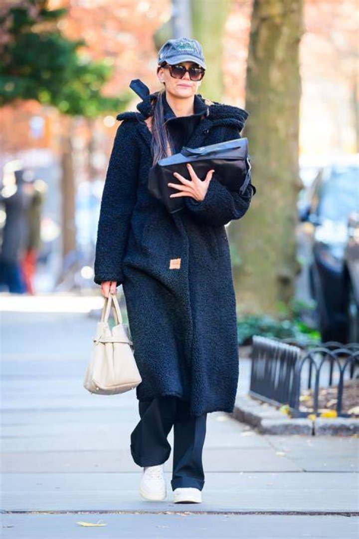 Catherine braves the cold in a stylish tippet.