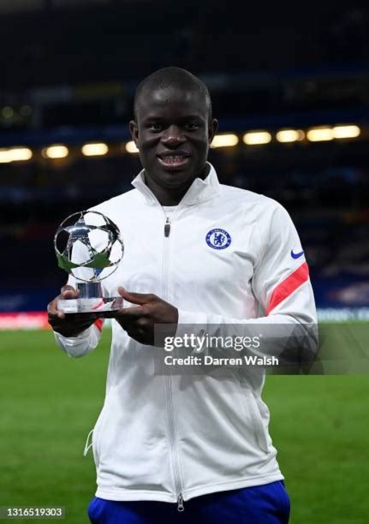 Chelsea star Kante poses with fellow shopper Sarfaz in ASDA
