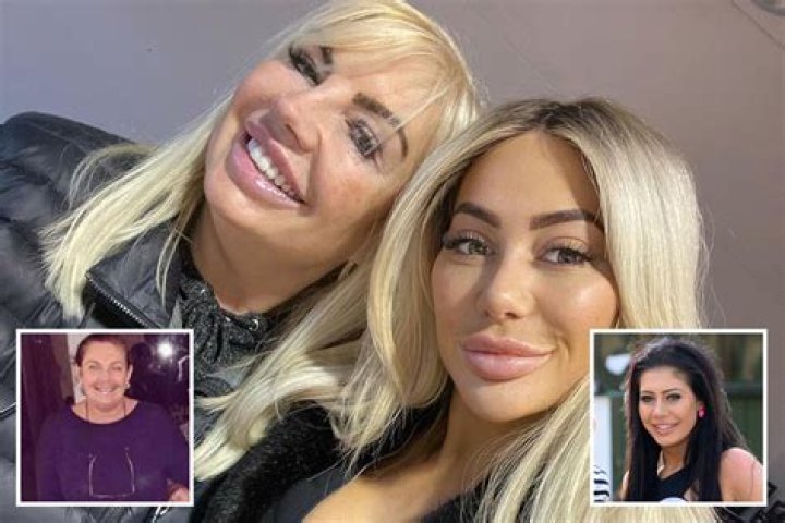 Chloe and her lookalike mum