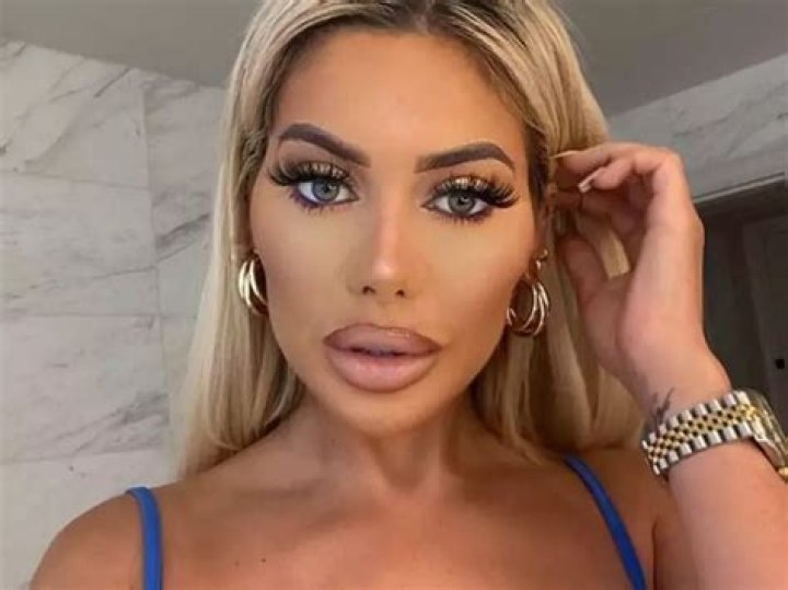 Chloe shows off her endless hotel stays and getaways online now