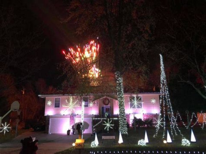 Cortez-Holiday-Light-Show-taylor-swift