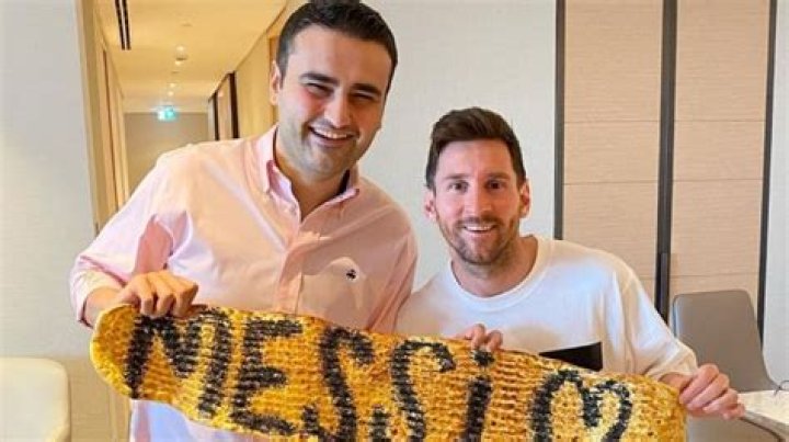 CZN Burak poses with Lionel Messi
