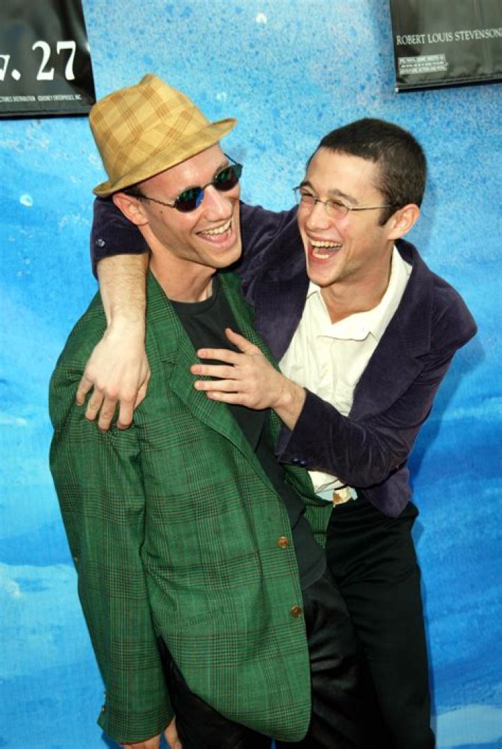 Dan Gordon-Levitt was six years older than his brother.