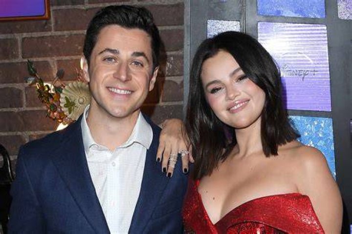David Henrie Selena Gomez Down Wizards Of Waverly Place Revival