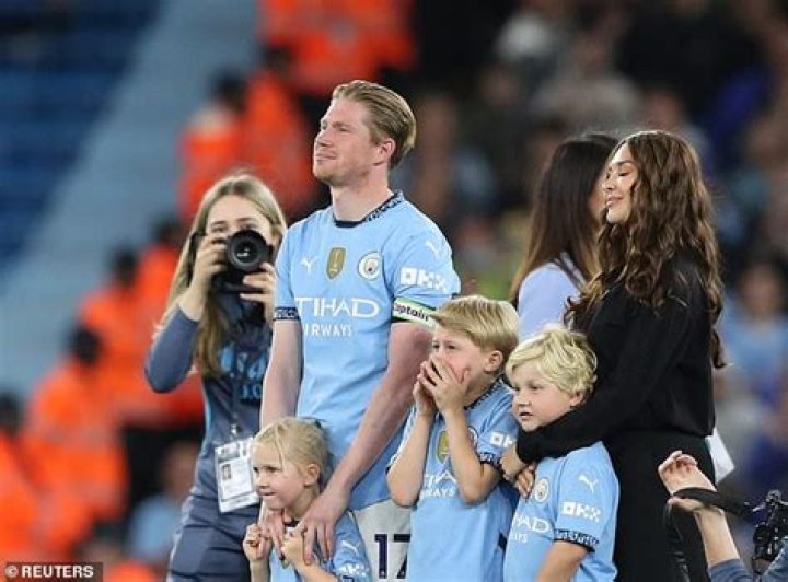 De Bruyne hugging newly transfered Erling Haaland.