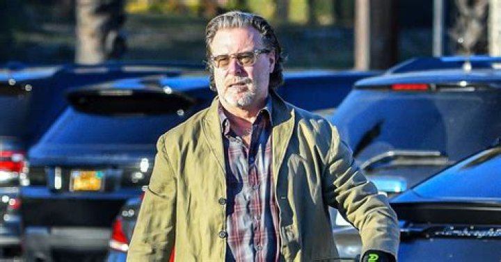Dean-McDermott-Spotted-With-Moving-Boxes-Amid-Tori-Spelling-Drama-607