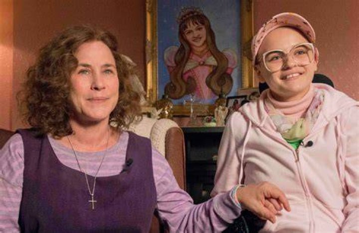 Dee-Dee-Blanchard-(Patricia-Arquette),-Gypsy-Rose-Blanchard-(Joey-King)-The-Act