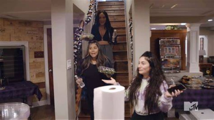 Deena also showed off her large living area in the episode