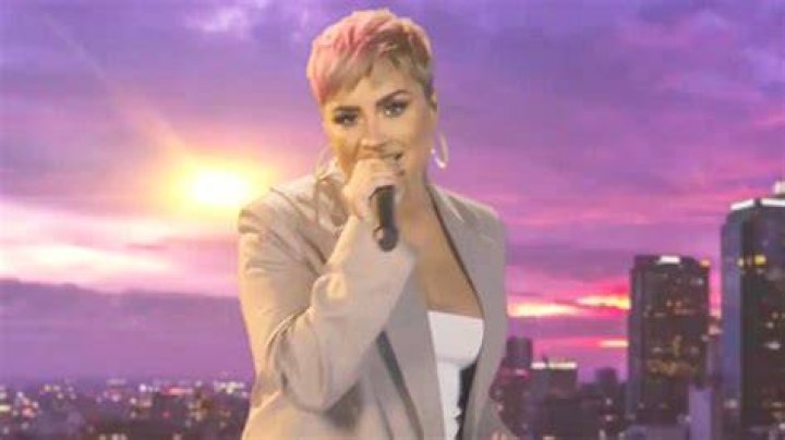 Demi rocked a pink pixie cut during her performance