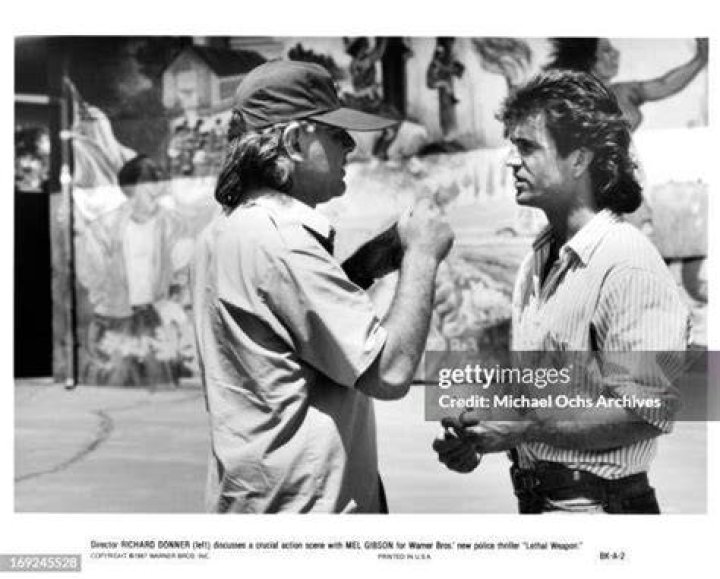 Donner talking with Mel Gibson on set of the movie Lethal Weapon in 1987