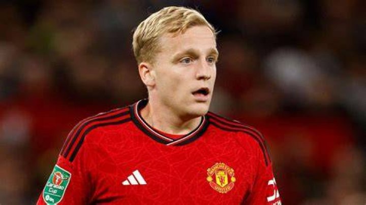 Donny van de Beek got caught short during his embarrassing gaffe at Stamford Bridge