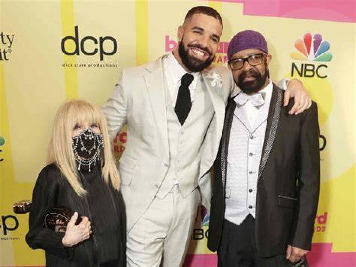 Drake&rsquo;s Parents Pose Together During Father&rsquo;s 1st Trip to Canada in 15 Years: &lsquo;They Let the OG Back In&rsquo;