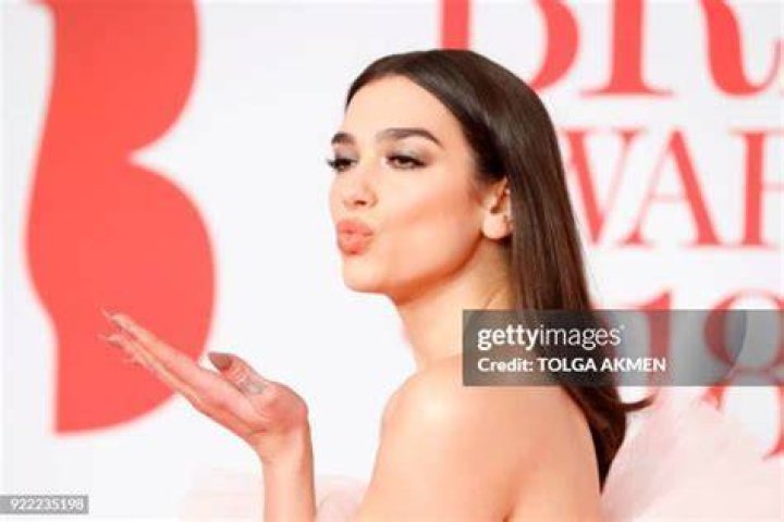 Dua blows a kiss to fans after winning a gong